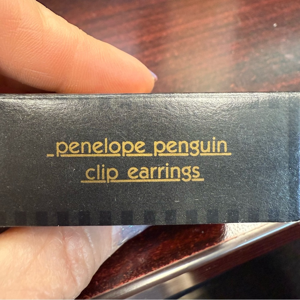 Avon “Penelope Penguin” Black and White Penguin clip Earrings NIB 1992 vintage - Picture 5 of 6